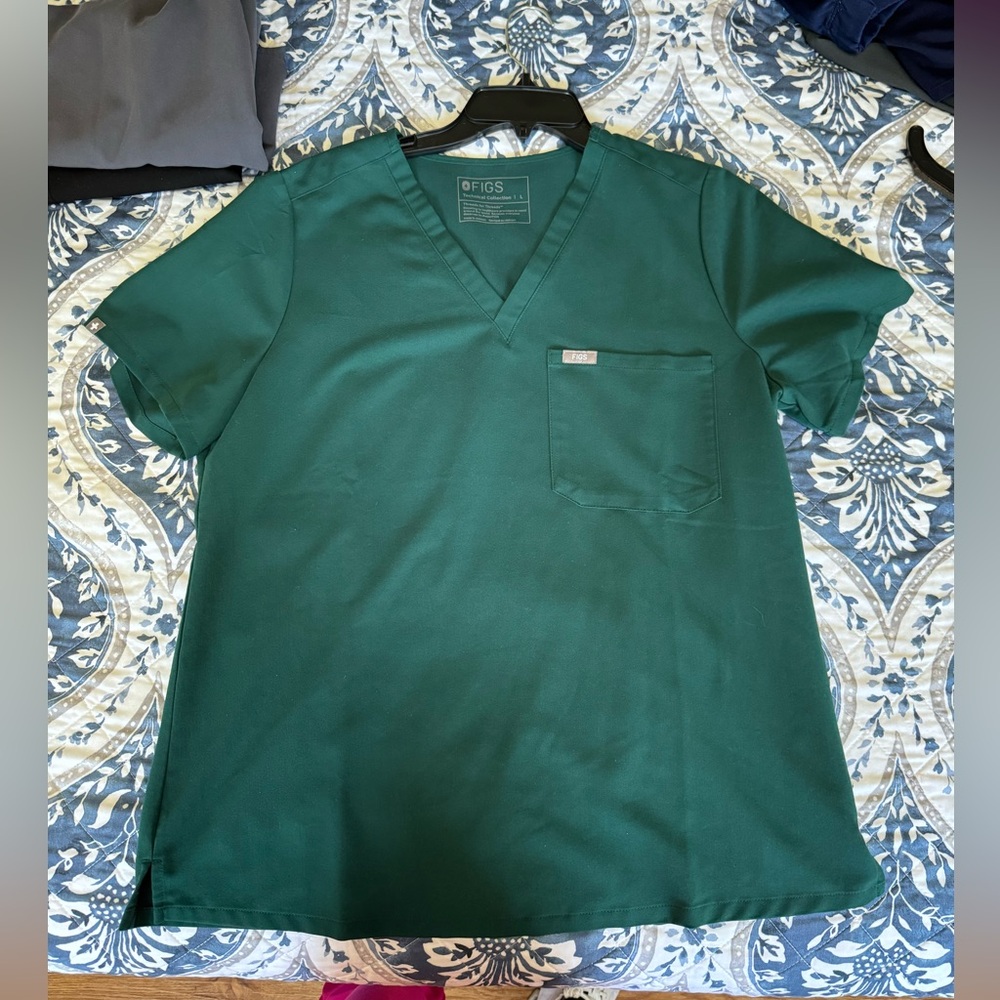 Figs Catarina top in forest green, large